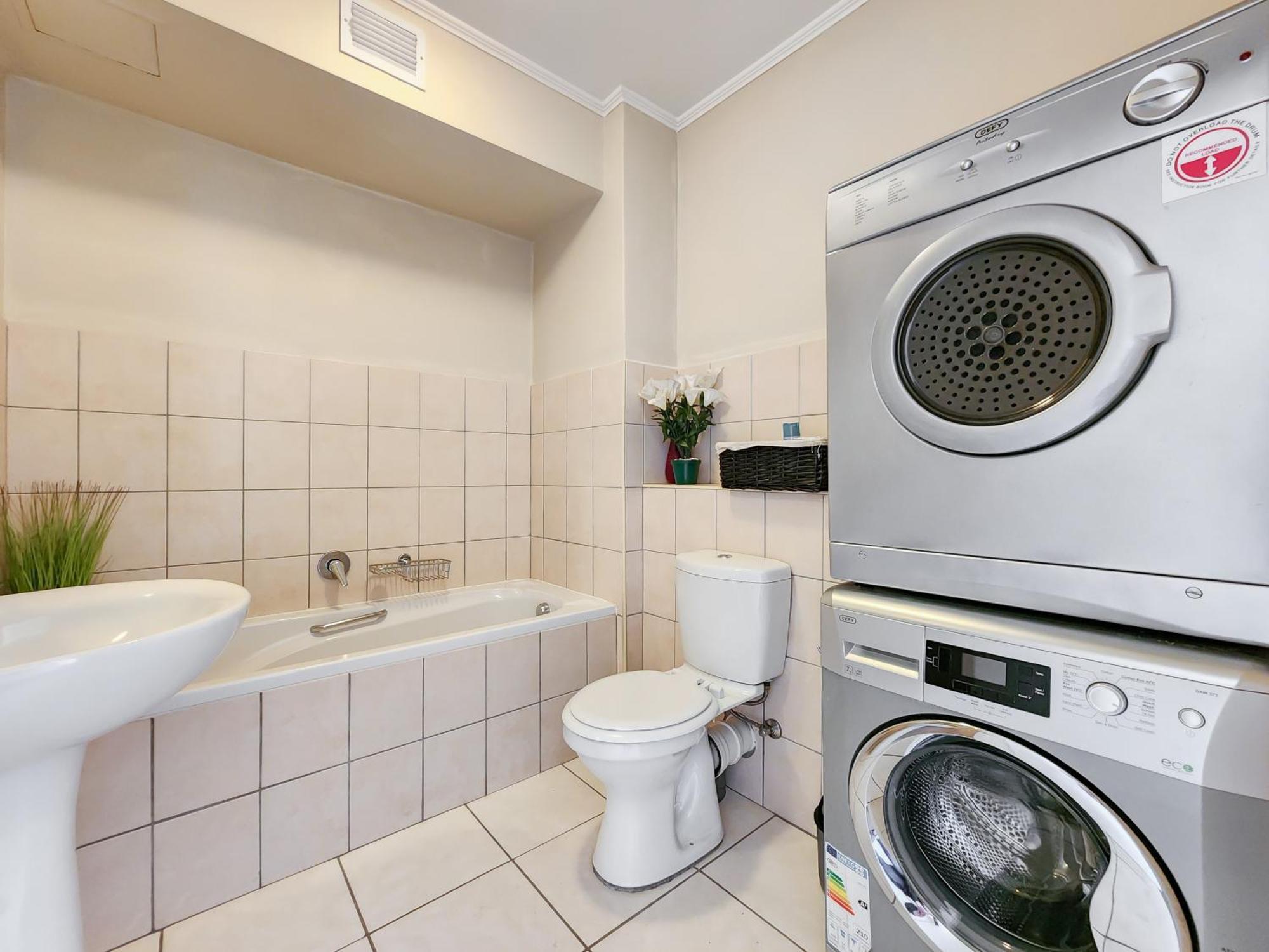 Walkable, Pools, Park And Great For Families Apartment